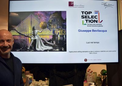 Giuseppe Bevilacqua all'esposizione a Parigi presso la galleria Thuiller con l'opera "Luci nel Tempo" in occasione del premio Top Selection Paris 2024